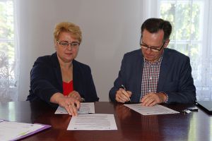Miniatura zdjęcia: Irena Wołosiuk - burmistrz, Robert Wiśniewski - prezes zarządu sp. z o.o. WODMIAR