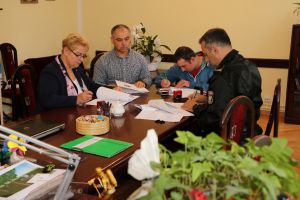 Miniatura zdjęcia: od lewej: burmistrz Irena Wołosiuk, asp. sztab. p. Stanisław Dąbkowski, naczelnik OSP Lipica p.Radosław Dudek, komendant PSP st.bryg. Andrzej Harhaj