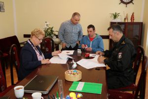 Miniatura zdjęcia: od lewej: burmistrz Irena Wołosiuk, asp. sztab. p. Stanisław Dąbkowski, naczelnik OSP Lipica p.Radosław Dudek, komendant PSP st.bryg. Andrzej Harhaj