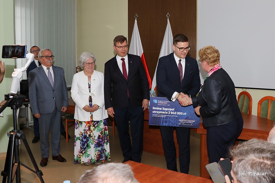 Miniatura zdjęcia: od prawej: burmistrz Irena Wołosiuk, poseł Robert Gontarz, wojewoda Artur Chojecki, senator Bogusława Orzechowska, poseł Leonard Krasulski