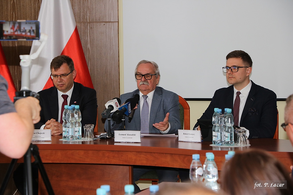 Miniatura zdjęcia:  od lewej: wojewoda Artur Chojecki, poseł Leonard Krasulski, poseł Robert Gontarz