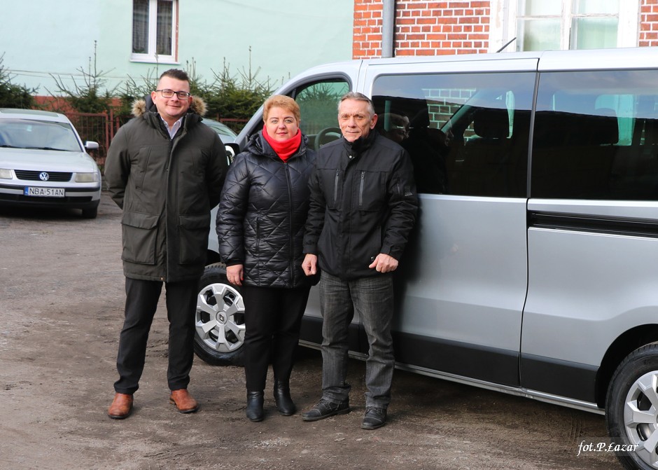 Miniatura zdjęcia: Opis Od lewej: przedstawiciel Renault p. Łukasz Buczkowski, burmistrz p. Irena Wołosiuk, p. Józef Lipiejko