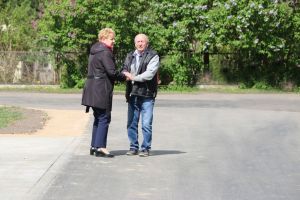 Miniatura zdjęcia: Sołtys Lisek p. Adam Papierzyński oraz burmistrz Irena Wołosiuk