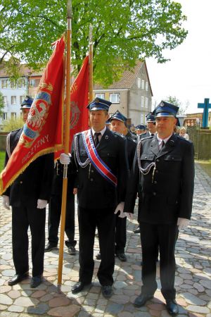 Miniatura zdjęcia: uhonorowany odznaką wzorowy strażak druh Paweł Puciato (w środku)