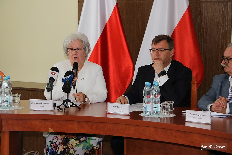 Miniatura zdjęcia: od lewej: senator Bogusława Orzechowska, wojewoda Artur Chojecki