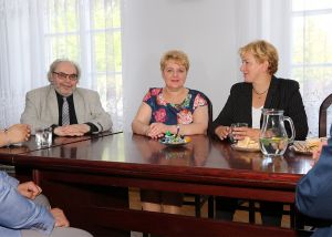 Miniatura zdjęcia: od prawej: Wiceminister Zdrowia Józefa Szczurek – Żelazko, Burmistrz Irena Wołosiuk, Starosta Zbigniew Nadolny