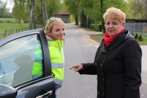 Miniatura zdjęcia: Kierownik budowy p. Katarzyna Zakrzewska oraz burmistrz Irena Wołosiuk
